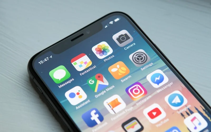 Mobile phones representing native and cross-platform development choices